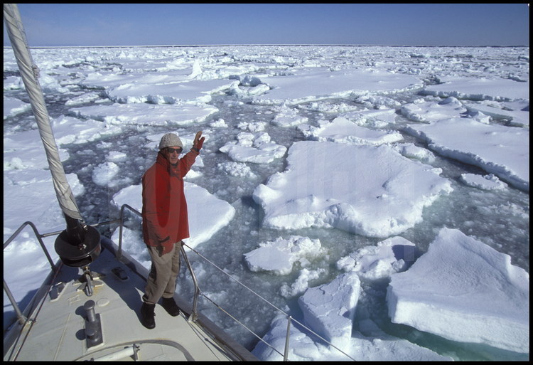 En ce début d'année 1994, la débâcle est très tardive, et la ceinture de glace qui barre l'accès au fond de la mer de Ross difficile à pénétrer. Il faut sans cesse guider le barreur pour éviter les gros blocs. Au premier plan, Jean-Louis Étienne.