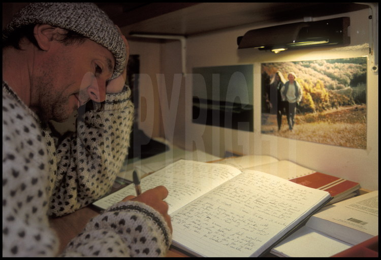 Dans la cabine du bateau, Jean Louis Étienne rédige quotidiennement le journal de bord de l'expédition.