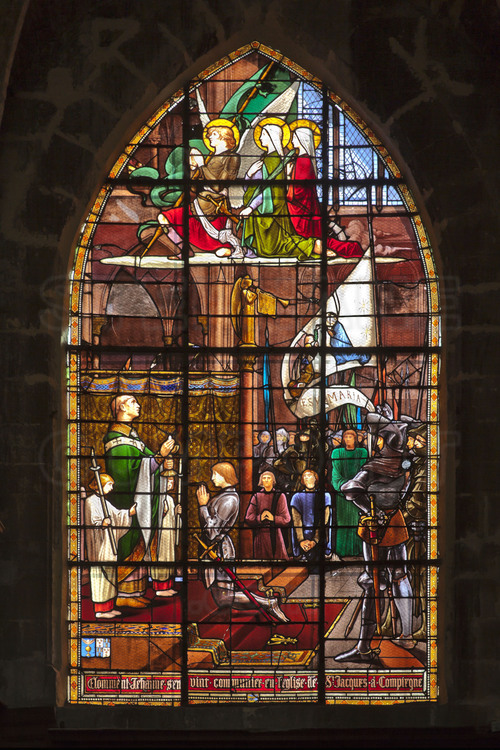 Compiègne, où Jeanne d'Arc fut capturée par les Bourguignons le 23 mai 1430. Église Saint Jacques (étape des chemins de Saint Jacques et donc classée au Patrimoine de l'Unesco) : Intérieur de l'église, où Jeanne d'Arc vint prier le matin de sa capture. Chapelle Jeanne d'Arc avec vitrail représentant Jeanne priant.