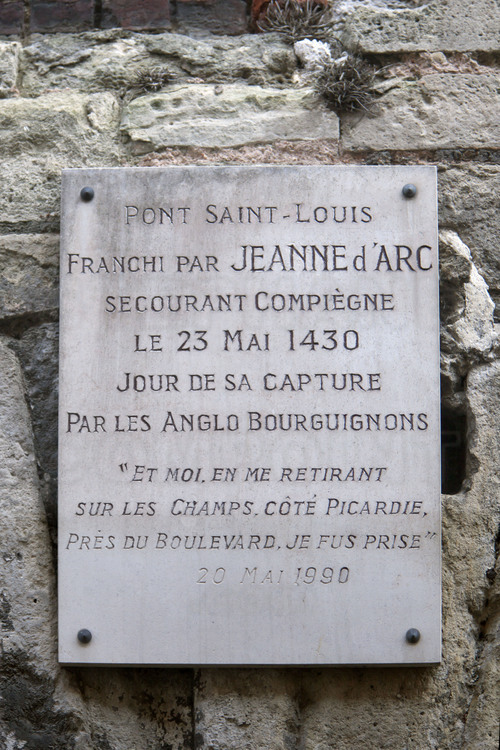 Compiègne, où Jeanne d'Arc fut capturée par les Bourguignons le 23 mai 1430. Vestiges du pont Saint Louis, que Jeanne franchit pour quitter la ville avant d'être faite prisonnière.
