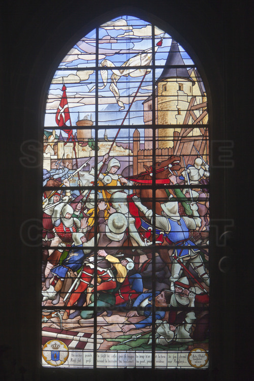Compiègne, où Jeanne d'Arc fut capturée par les Bourguignons le 23 mai 1430. Église Saint Antoine : A l'intérieur, une série de vitraux sur les épisodes majeurs de la vie de Jeanne d'Arc. 7/ Jeanne d'Arc est désarçonnée puis faite prisonnière.