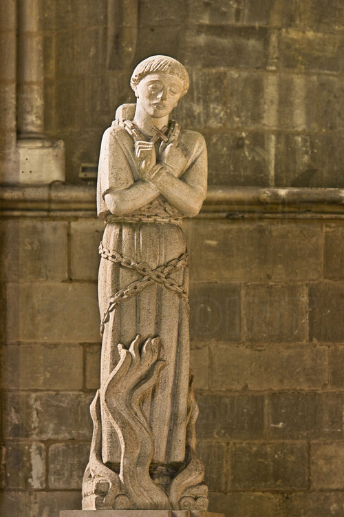 Rouen, où Jeanne d'Arc fut jugée, condamnée et brûlée vive le 30 mai 1431 : Dans la cathédrale, statue de Jeanne au bûcher, réalisée par Georges Saupique à la fin des années quarante, durant la grande restauration de la cathédrale par Henri Deneux.
