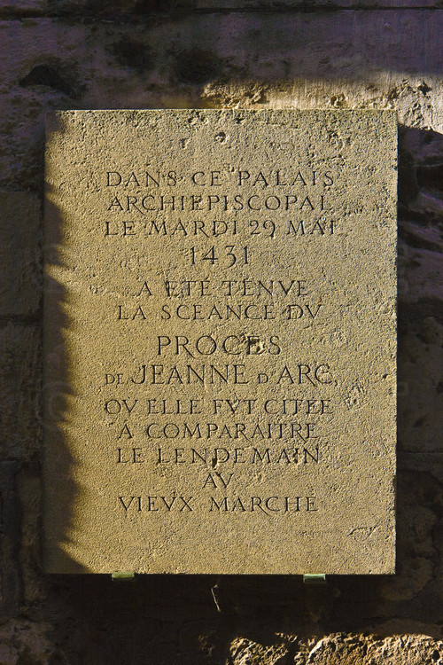 Rouen, où Jeanne d'Arc fut jugée, condamnée et brûlée vive le 30 mai 1431. Plaque devant les vestiges de l'ancien Palais Archiépiscopal où fut tenu, la veille de sa mort, la séance du procès de Jeanne d'Arc.