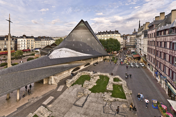 Rouen, où Jeanne d'Arc fut jugée, condamnée et brûlée vive le 30 mai 1431 : Partie sud de la place du Vieux Marché avec, au premier plan, les vestiges du bâtiment où les juges et l’évêque Cauchon condamnèrent Jeanne d'Arc au bûcher.