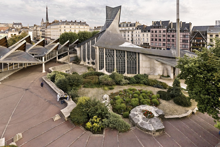 Rouen, où Jeanne d'Arc fut jugée, condamnée et brûlée vive le 30 mai 1431. Partie nord de la place du Vieux Marché avec, en bas à droite, un cercle de pierre qui représente l'emplacement exact où eut lieu le supplice de la pucelle.