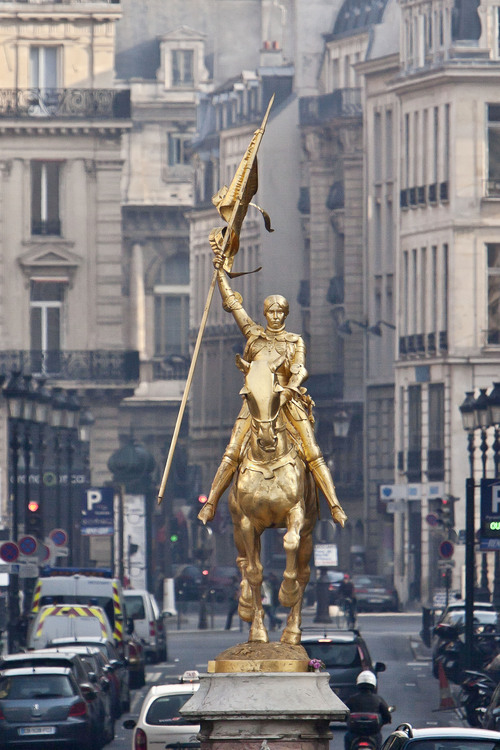 Paris, où Jeanne d'Arc tenta une offensive le 8 septembre 1429 pour reprendre la ville aux Anglais. Place des Pyramides (dans le 1er arrondissement), statue équestre de Jeanne d'Arc en bronze doré, réalisée par le sculpteur Emmanuel Frémiet en 1874.