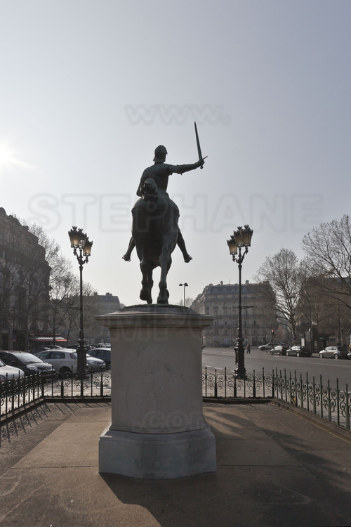 Paris, où Jeanne d'Arc tenta une offensive le 8 septembre 1429 pour reprendre la ville aux Anglais. Place Saint Augustin (8ème arrondissement, statue de Jeanne d'Arc en bronze réalisée par le sculpteur français Paul Dubois en 1895 et érigée place Saint-Augustin en 1900.