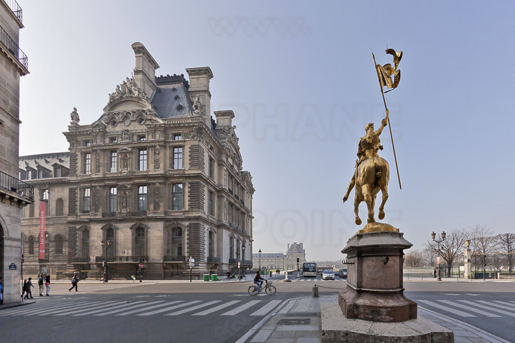 Paris, où Jeanne d'Arc tenta une offensive le 8 septembre 1429 pour reprendre la ville aux Anglais. Place des Pyramides (dans le 1er arrondissement), statue équestre de Jeanne d'Arc en bronze doré, réalisée par le sculpteur Emmanuel Frémiet en 1874.