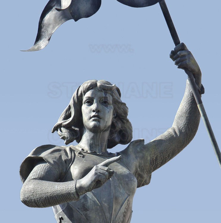 Compiègne, où Jeanne d'Arc fut capturée par les Bourguignons le 23 mai 1430. Place de l'Hôtel de Ville : Au centre de la place, une statue de Jeanne d'Arc réalisée par le sculpteur Etienne Leroux en 1880.
