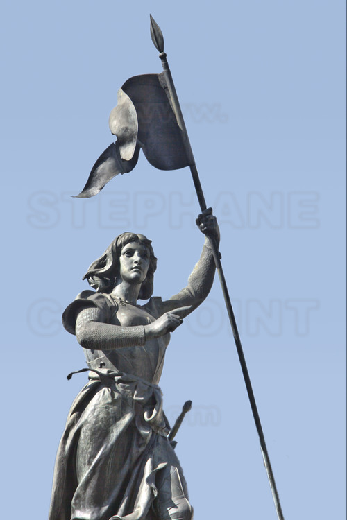 Compiègne, où Jeanne d'Arc fut capturée par les Bourguignons le 23 mai 1430. Place de l'Hôtel de Ville : Au centre de la place, une statue de Jeanne d'Arc réalisée par le sculpteur Etienne Leroux en 1880.