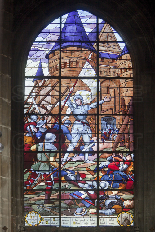 Compiègne, où Jeanne d'Arc fut capturée par les Bourguignons le 23 mai 1430. Église Saint Antoine : A l'intérieur, une série de vitraux sur les épisodes majeurs de la vie de Jeanne d'Arc. 2/ Jeanne d'Arc bat les anglais à Orléans.
