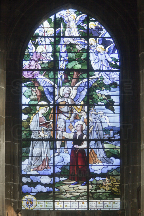 Compiègne, où Jeanne d'Arc fut capturée par les Bourguignons le 23 mai 1430. Église Saint Antoine : A l'intérieur, une série de vitraux sur les épisodes majeurs de la vie de Jeanne d'Arc. 1/ Jeanne entend ses 