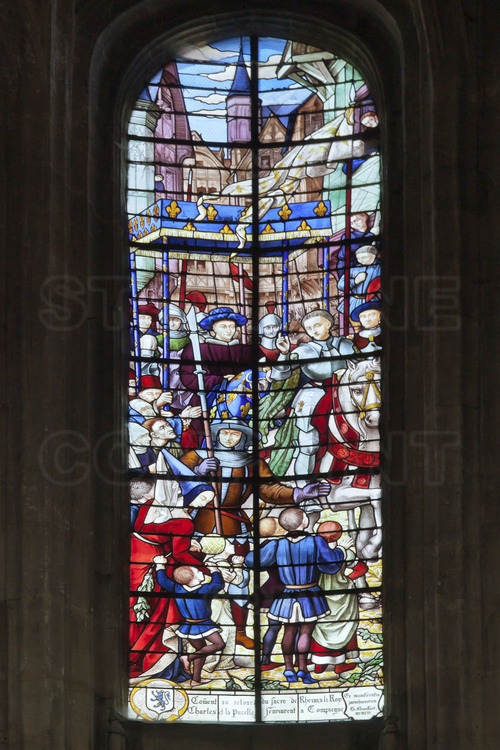 Compiègne, où Jeanne d'Arc fut capturée par les Bourguignons le 23 mai 1430. Église Saint Antoine : A l'intérieur, une série de vitraux sur les épisodes majeurs de la vie de Jeanne d'Arc. 4/ Passage du roi Charles VII et de Jeanne d'Arc à Compiègne, après le sacre de Reims.