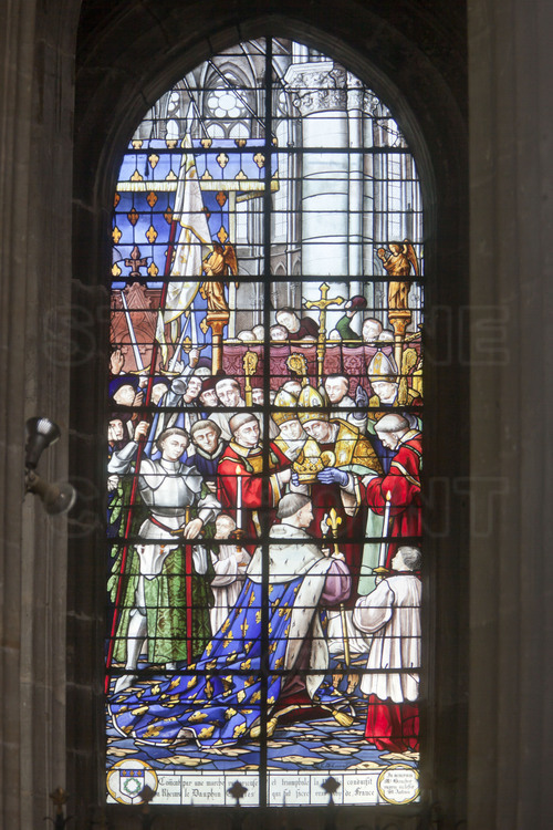 Compiègne, où Jeanne d'Arc fut capturée par les Bourguignons le 23 mai 1430. Église Saint Antoine : A l'intérieur, une série de vitraux sur les épisodes majeurs de la vie de Jeanne d'Arc. 3/ Le roi Charles VII est sacré à Reims en présence de Jeanne d'Arc.