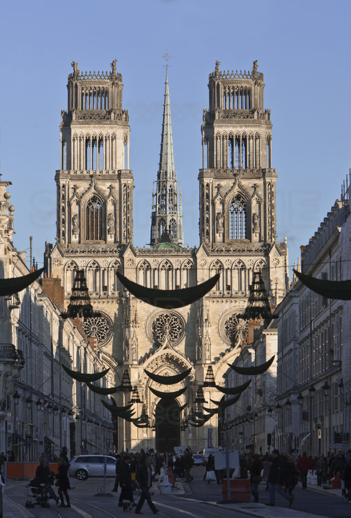 Orléans, où l'armée conduite par Jeanne d'Arc battit les anglais le 8 mai 1429 : Vue générale de la Cathédrale Sainte-Croix depuis la façade ouest.