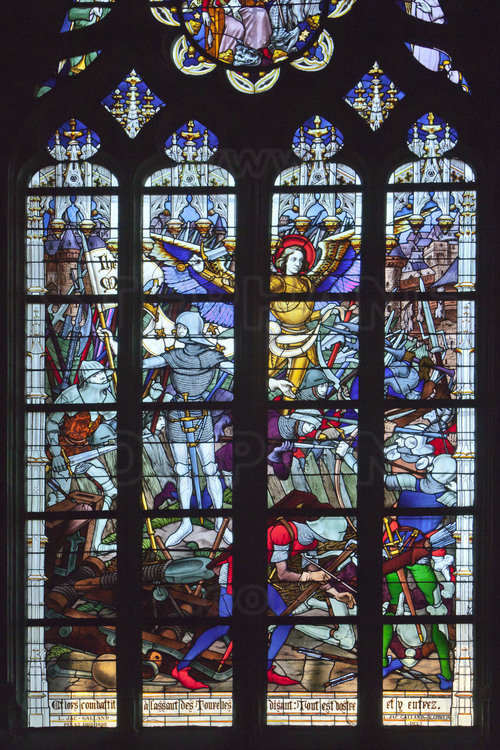 Orléans, où l'armée conduite par Jeanne d'Arc battit les anglais le 8 mai 1429 : A l'intérieur de la Cathédrale Sainte-Croix, série de neuf vitraux réalisés en 1893 par Eugène Grasset et représentant l'épopée de Jeanne d'Arc. 3/ A Orléans, 