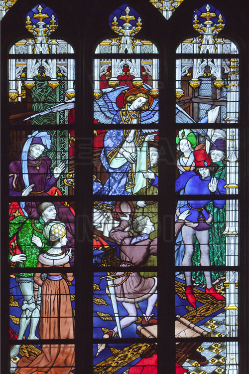 Orléans, où l'armée conduite par Jeanne d'Arc battit les anglais le 8 mai 1429 : A l'intérieur de la Cathédrale Sainte-Croix, série de neuf vitraux réalisés en 1893 par Eugène Grasset et représentant l'épopée de Jeanne d'Arc. 2/ A Chinon, 