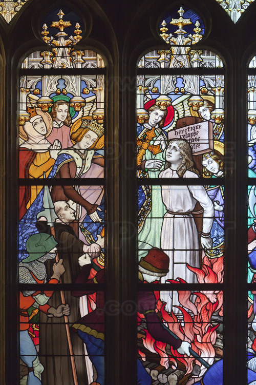 Orléans, où l'armée conduite par Jeanne d'Arc battit les anglais le 8 mai 1429 : A l'intérieur de la Cathédrale Sainte-Croix, série de neuf vitraux réalisés en 1893 par Eugène Grasset et représentant l'épopée de Jeanne d'Arc. 9/ 