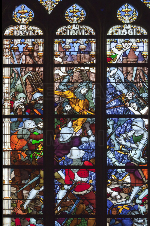 Orléans, où l'armée conduite par Jeanne d'Arc battit les anglais le 8 mai 1429 : A l'intérieur de la Cathédrale Sainte-Croix, série de neuf vitraux réalisés en 1893 par Eugène Grasset et représentant l'épopée de Jeanne d'Arc. 7/ A Compiègne, 