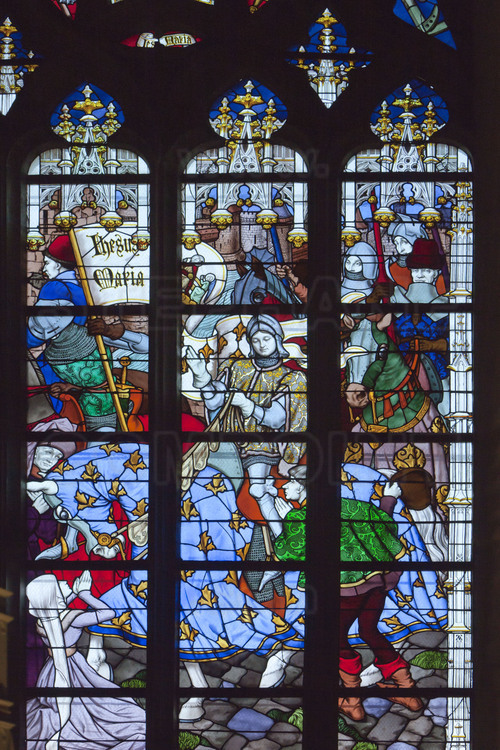 Orléans, où l'armée conduite par Jeanne d'Arc battit les anglais le 8 mai 1429 : A l'intérieur de la Cathédrale Sainte-Croix, série de neuf vitraux réalisés en 1893 par Eugène Grasset et représentant l'épopée de Jeanne d'Arc. 4/ 
