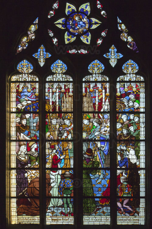 Orléans, où l'armée conduite par Jeanne d'Arc battit les anglais le 8 mai 1429 : A l'intérieur de la Cathédrale Sainte-Croix, série de neuf vitraux réalisés en 1893 par Eugène Grasset et représentant l'épopée de Jeanne d'Arc. 6/ A Reims, 