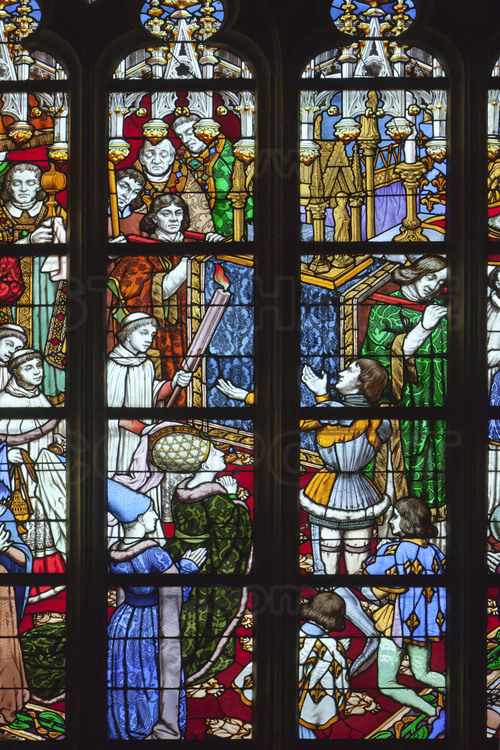 Orléans, où l'armée conduite par Jeanne d'Arc battit les anglais le 8 mai 1429 : A l'intérieur de la Cathédrale Sainte-Croix, série de neuf vitraux réalisés en 1893 par Eugène Grasset et représentant l'épopée de Jeanne d'Arc. 5/ A Orléans, 