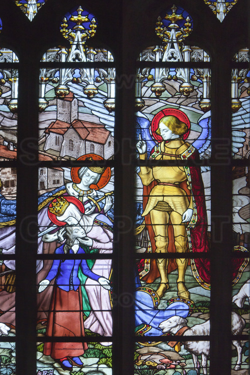Orléans, où l'armée conduite par Jeanne d'Arc battit les anglais le 8 mai 1429 : A l'intérieur de la Cathédrale Sainte-Croix, série de neuf vitraux réalisés en 1893 par Eugène Grasset et représentant l'épopée de Jeanne d'Arc. 1/ A Domrémy, 