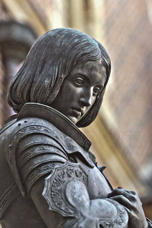 Orléans, où l'armée conduite par Jeanne d'Arc battit les anglais le 8 mai 1429 : Statue de Jeanne d'Arc érigée devant l'Hôtel Groslot, réalisée par la princesse Marie d'Orléans et donnée par son père à la ville d'Orléans en 1841.
