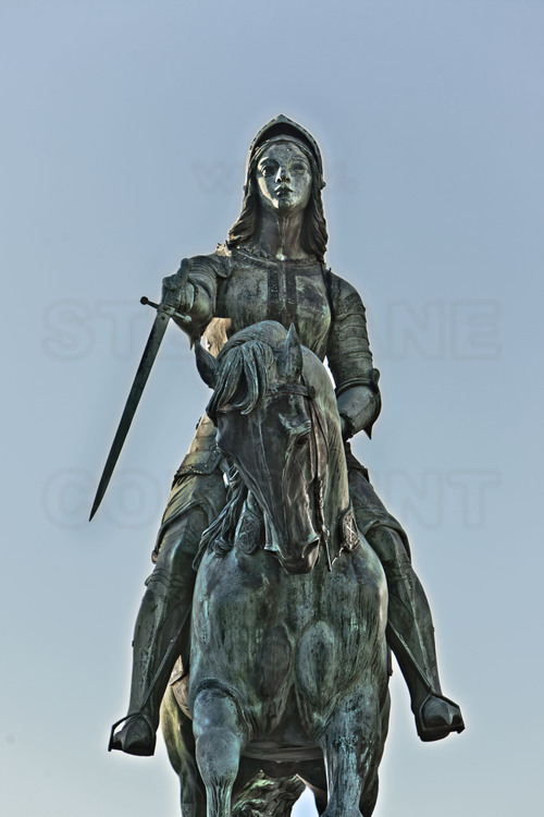 Orléans, où l'armée conduite par Jeanne d'Arc battit les anglais le 8 mai 1429 : Statue équestre de Jeanne d'Arc réalisée par Denis Foyatier et érigée place du Martroi.