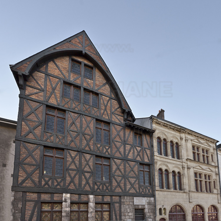 Orléans, où l'armée conduite par Jeanne d'Arc battit les anglais le 8 mai 1429 : Reconstruite en 1965, la maison de Jacques Boucher, trésorier du duc d'Orléans, où vécut Jeanne d’Arc lors de son séjour dans la ville, du 29 avril au 9 mai 1429.
