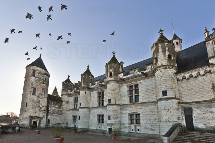 Loches : Le château royal de la ville où eut lieu la deuxième rencontre entre Jeanne d'Arc et Charles VII, et où Jeanne convainquit ce dernier d'aller se faire sacrer roi de France à Reims.