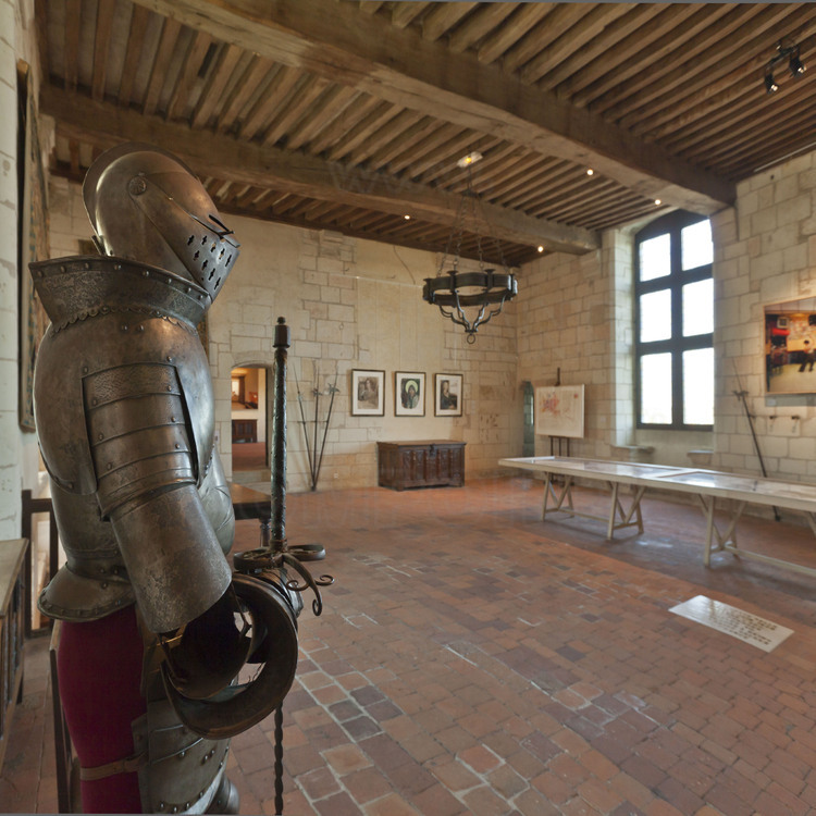 Loches, château royal de la ville : C'est dans cette salle qu’eut lieu, le 3 juin 1429, la deuxième rencontre entre Jeanne d'Arc et Charles VII, où Jeanne convainquit ce dernier d'aller se faire sacrer roi de France à Reims.