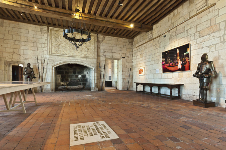 Loches, château royal de la ville : C'est dans cette salle qu’eut lieu, le 3 juin 1429, la deuxième rencontre entre Jeanne d'Arc et Charles VII, où Jeanne convainquit ce dernier d'aller se faire sacrer roi de France à Reims.