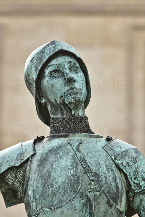 Reims, où Charles VII se fit sacrer Roi de France en présence de Jeanne d'Arc le 17 juillet 1429 : Statue équestre de Jeanne d'Arc, réalisée par Paul Dubois en 1896, érigée sur la parvis de la cathédrale.