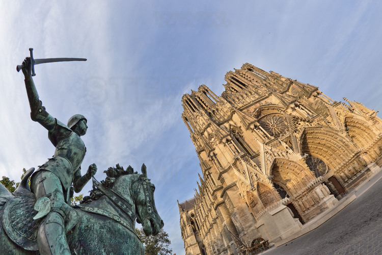 Reims, où Charles VII se fit sacrer Roi de France en présence de Jeanne d'Arc le 17 juillet 1429 : Statue équestre de Jeanne d'Arc, réalisée par Paul Dubois en 1896, érigée sur la parvis de la cathédrale.