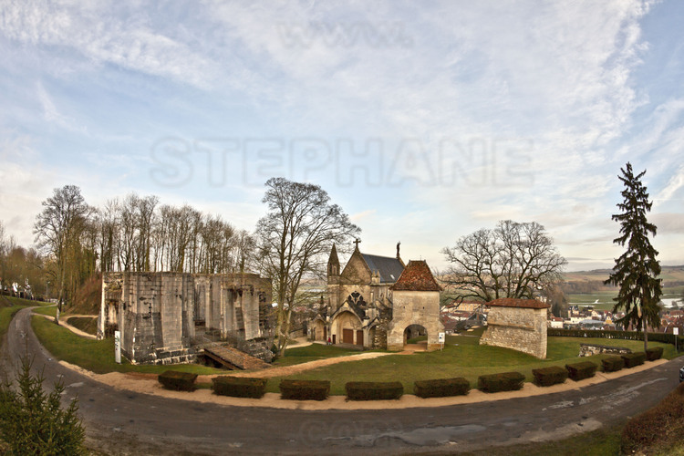 Vaucouleurs, where Joan of Arc left from 22 February 1429 to go to Chinon. Porte de France, built on the ruins of the castle of Vaucouleurs, at the time led by Captain Robert de Baudricourt. Here, February 23, 1429, Baudricourt said Jeanne, 
