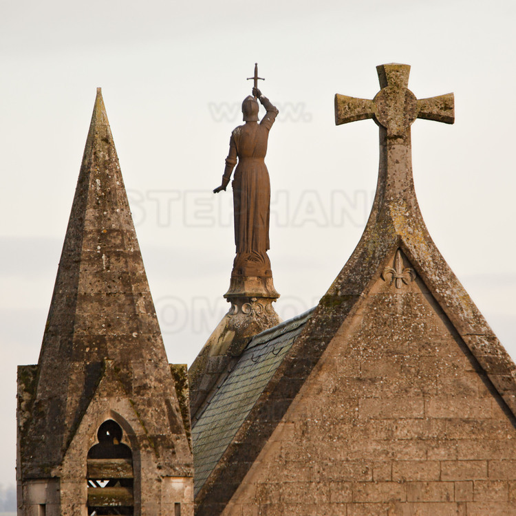 Vaucouleurs, d'où Jeanne d'Arc part le 22 février 1429 pour se rendre à Chinon : Statue de Jeanne au sommet de la chapelle castrale qui jouxtait le château. De style néo-gothique et bâtie en 1923, elle occupe l'emplacement de la chapelle primitive, construite en 1234.