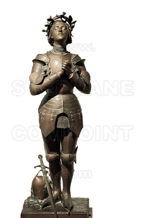 Vaucouleurs, d'où Jeanne d'Arc part le 22 février 1429 pour se rendre à Chinon : Au musée de la ville, statue de Jeanne en armure couronnée de lauriers, réalisée par Antonin Mercié en 1906.