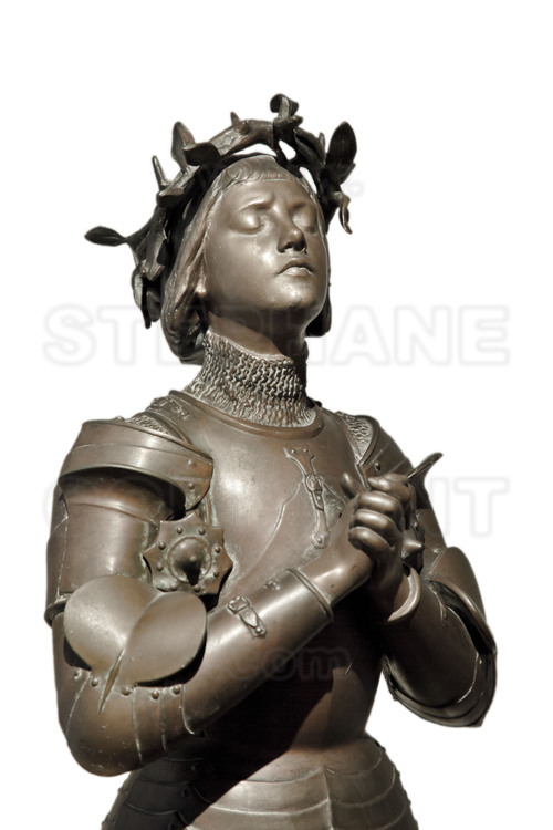 Vaucouleurs, d'où Jeanne d'Arc part le 22 février 1429 pour se rendre à Chinon : Au musée de la ville, statue de Jeanne en armure couronnée de lauriers, réalisée par Antonin Mercié en 1906.