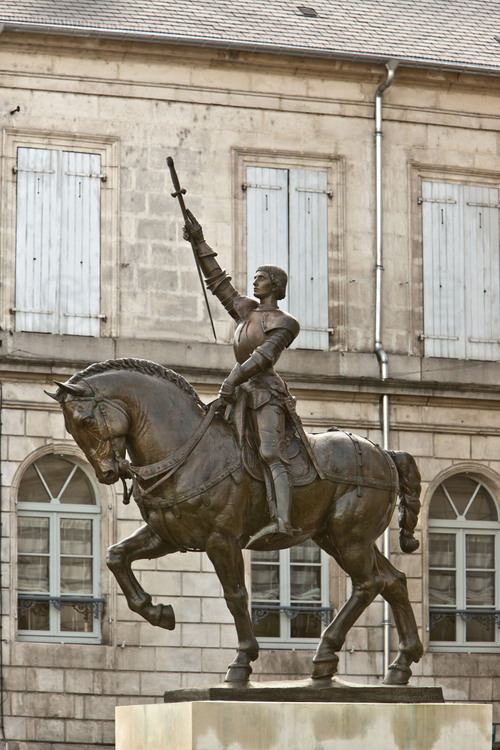 Vaucouleurs, d'où Jeanne d'Arc part le 22 février 1429 pour se rendre à Chinon : Face à l'Hôtel de Ville, statue équestre de Jeanne d'Arc qui fut érigée à Alger en 1951 puis fut confiée ensuite à la ville de Vaucouleurs lors de l’indépendance de l'Algérie en 1962.