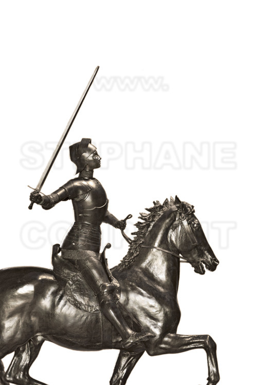 Chinon, où Jeanne rencontra le dauphin, futur Charles VII, pour la première fois. Au musée du Château Royal, statue équestre en bronze de Jeanne d'Arc, réalisée en 1895 par Paul Dubois.