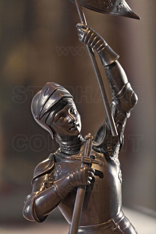 Chinon, où Jeanne rencontra le dauphin, futur Charles VII, pour la première fois. Au musée du Château Royal, statue en bronze de Jeanne d'Arc réalisée en 1839 par Marie d'Orléans.