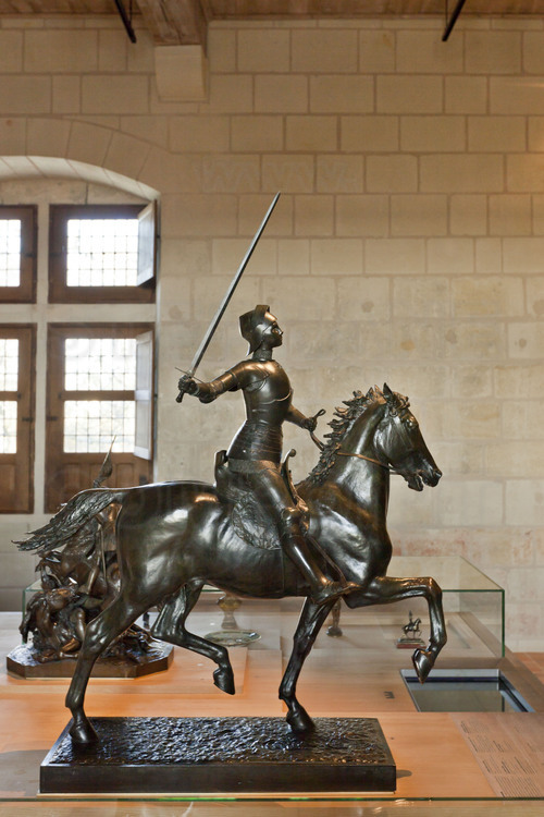 Chinon, où Jeanne rencontra le dauphin, futur Charles VII, pour la première fois. Au musée du Château Royal, statue équestre en bronze de Jeanne d'Arc, réalisée en 1895 par Paul Dubois.