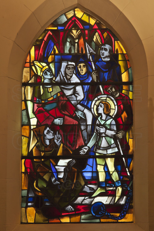 DDomrémy, où est née Jeanne d'Arc le 6 janvier 1412. A l'intérieur de l'église Saint Rémi, série de six vitraux retraçant son épopée, réalisés en 1955 par Paul Gaudin. 5/ Jeanne d'Arc devant ses juges et l'évêque de Beauvais, Pierre Cauchon, lors de son procès à Rouen du 9 janvier au 29 mai 1431.