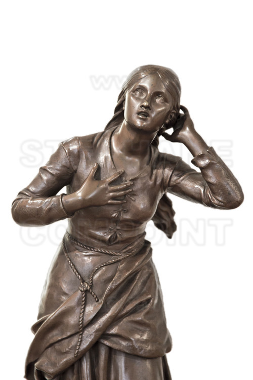 Domrémy : bronze statue of Joan of Arc listening to his voices.
