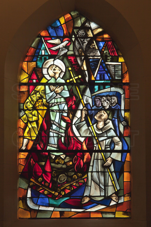 Domrémy, où est née Jeanne d'Arc le 6 janvier 1412. A l'intérieur de l'église Saint Rémi, série de six vitraux retraçant son épopée, réalisés en 1955 par Pierre Gaudin. 6/ Jeanne d'Arc brulée vive à Rouen le 29 mai 1431.