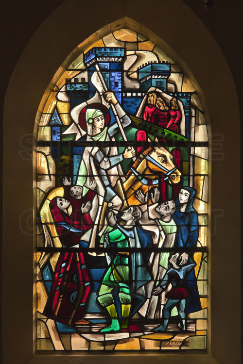 Domrémy, où est née Jeanne d'Arc le 6 janvier 1412. A l'intérieur de l'église Saint Rémi, série de six vitraux retraçant son épopée, réalisés en 1955 par Pierre Gaudin. 3/ Accueil de Jeanne d'Arc par les habitants d'Orléans, le 29 avril 1429.