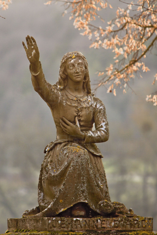 Domrémy, où est née Jeanne d'Arc le 6 janvier 1412. Statue sur la place de l'église Saint Rémi.