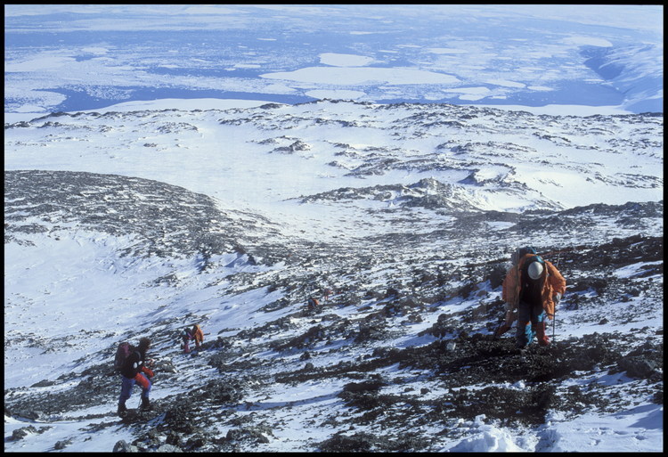 L'expédition gravit les dernières pentes avant d'accéder au cratère de l'Erebus.