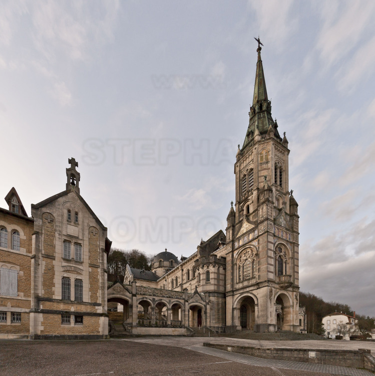 Domrémy : A deux kilomètres du village, la basilique Sainte Jeanne d'Arc (appelée aussi du Bois-Chenu), érigée en 1881 siècle sur l'emplacement d'une ancienne chapelle.